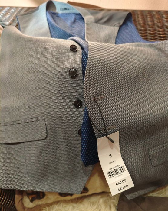 Новий,дуже гарний Англійський брендовий костюм-трійка(s)Шлюбний костюм