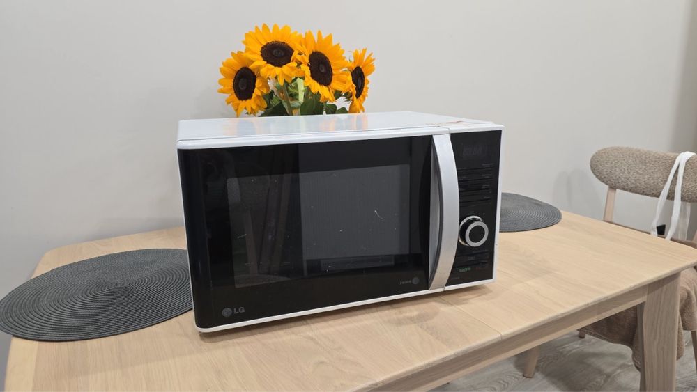 Мікрохвильова піч LG MS2382B
