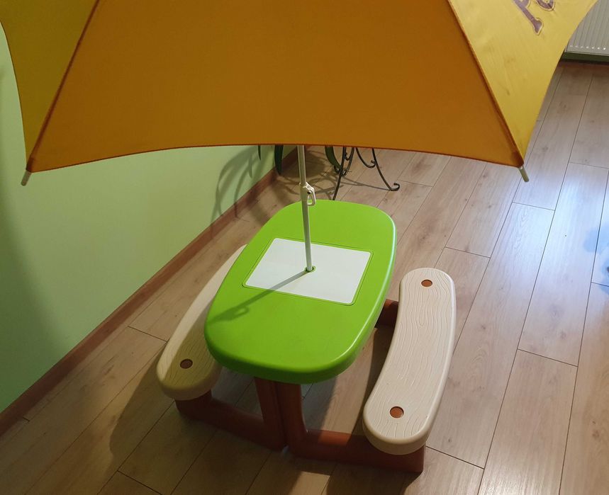Stolik z ławkami dla dzieci