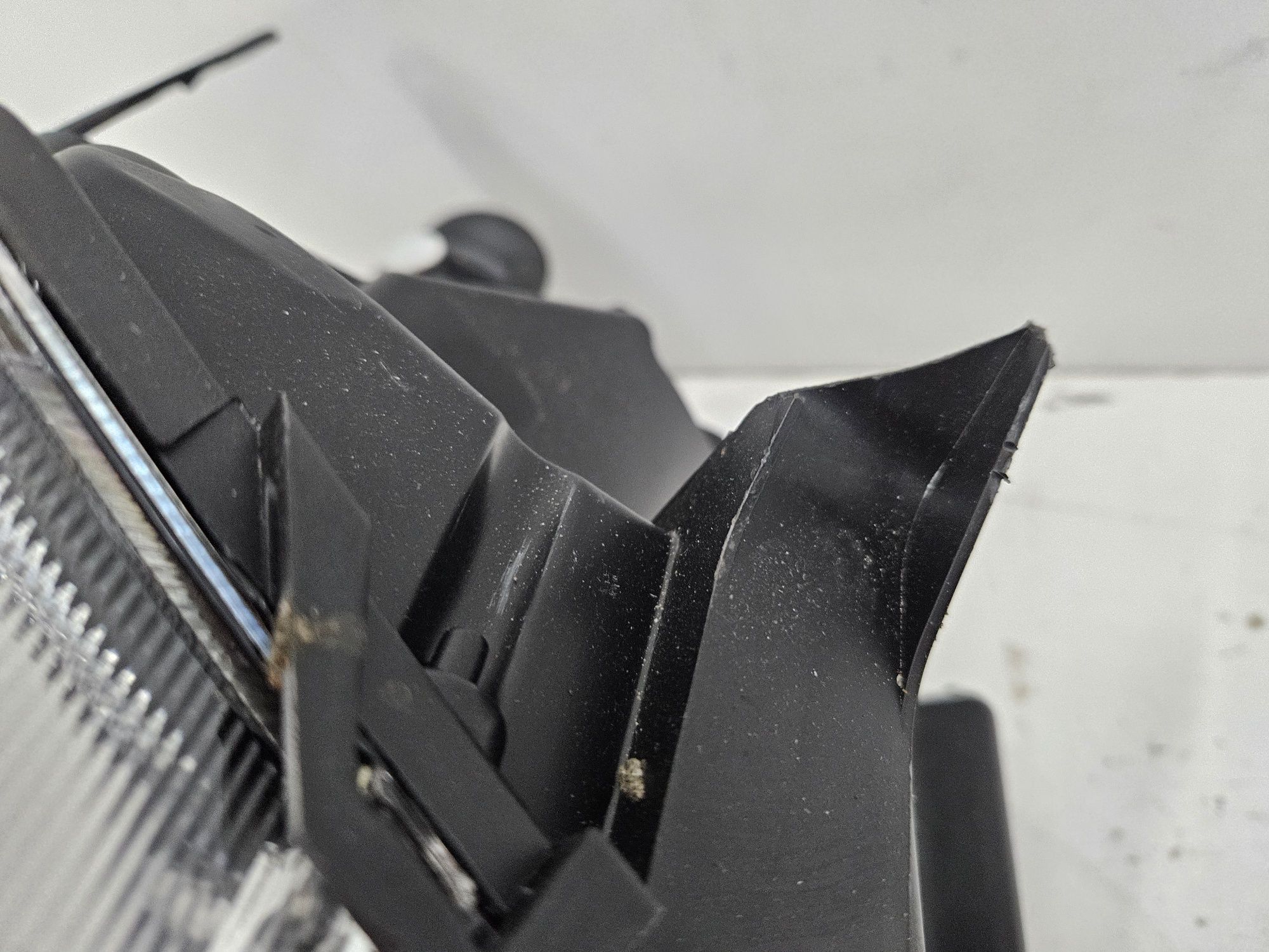 Lampa przód prawa Dacia Duster I