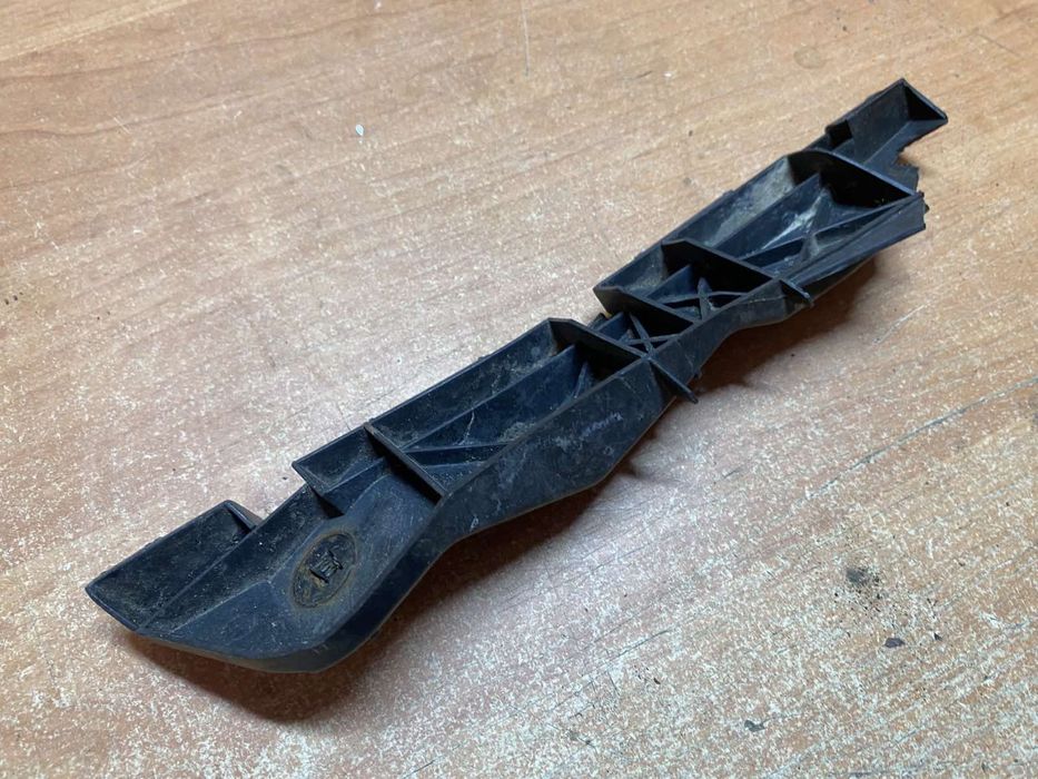 52535-05020  пепедні права направляюча пласмаса бампера Авенсіс Т25