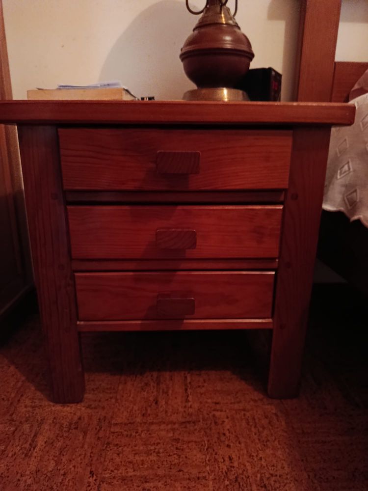 Mobilia de quarto em madeira maciça