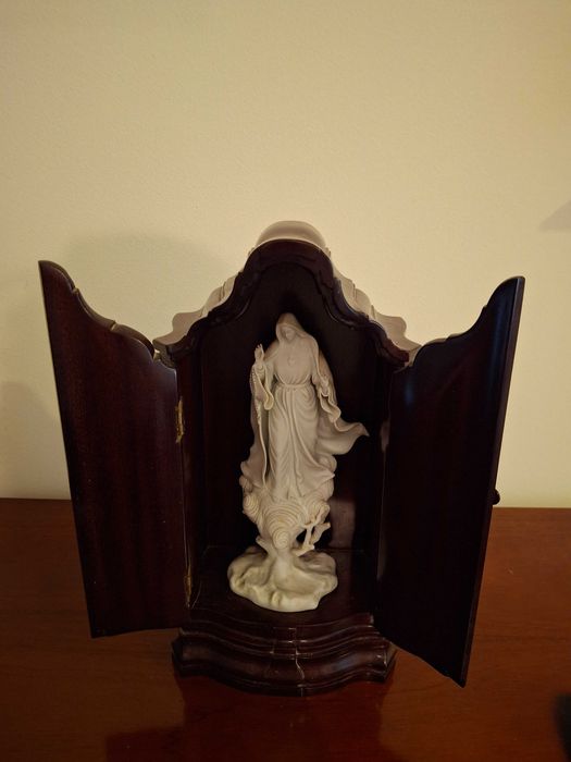 Figura de nossa senhora em porcelana com caixa expositora