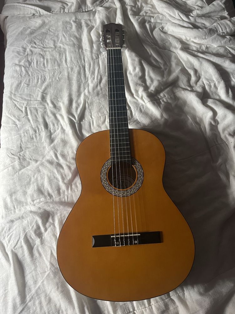 Guitarra Genma + cordas palheta e capo