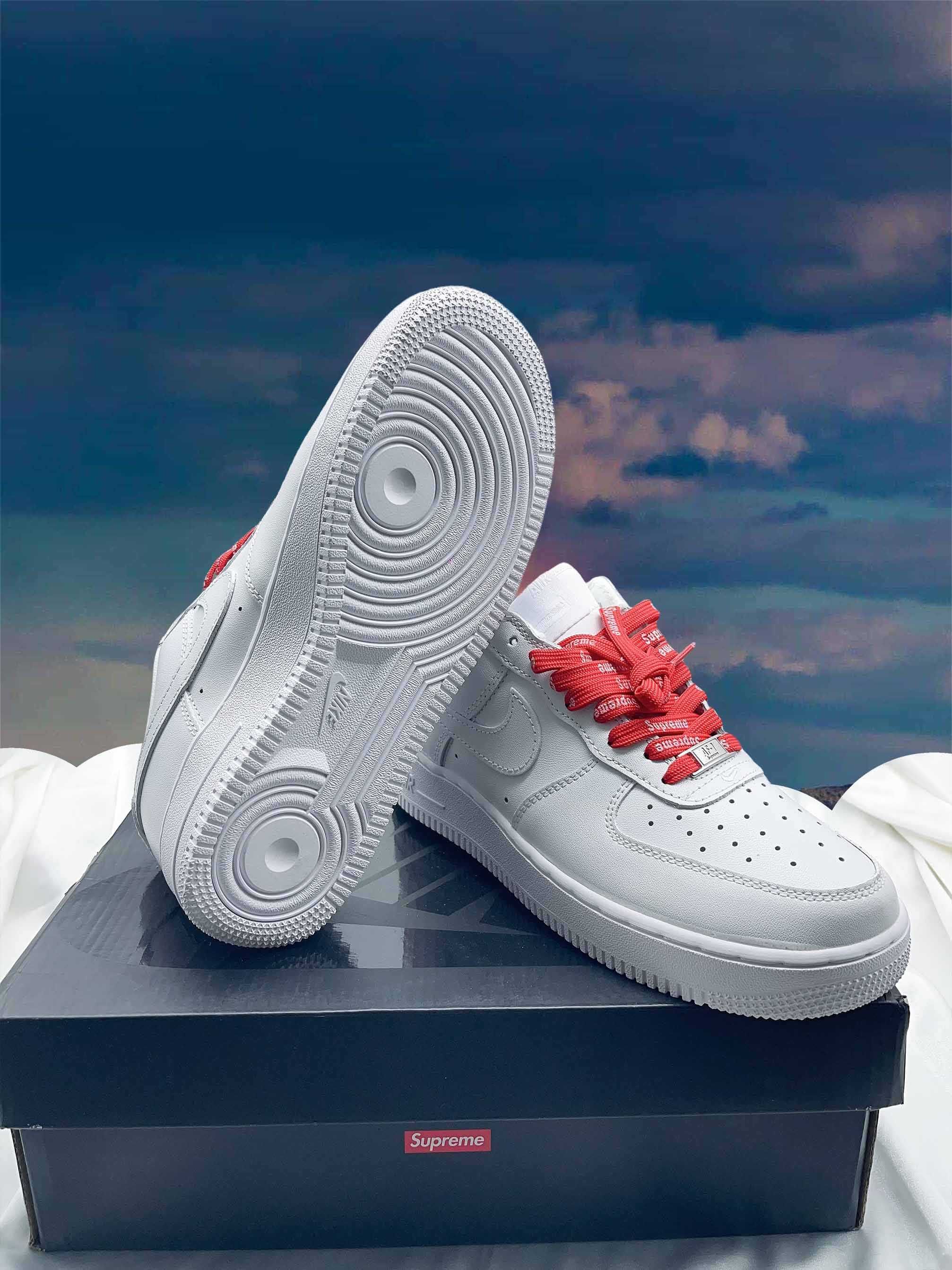 Nike Air Force 1 Low Supreme White.	44