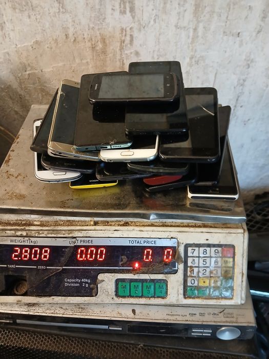 Telefony stare, klawiaturowe, klawiszowe, smartfony