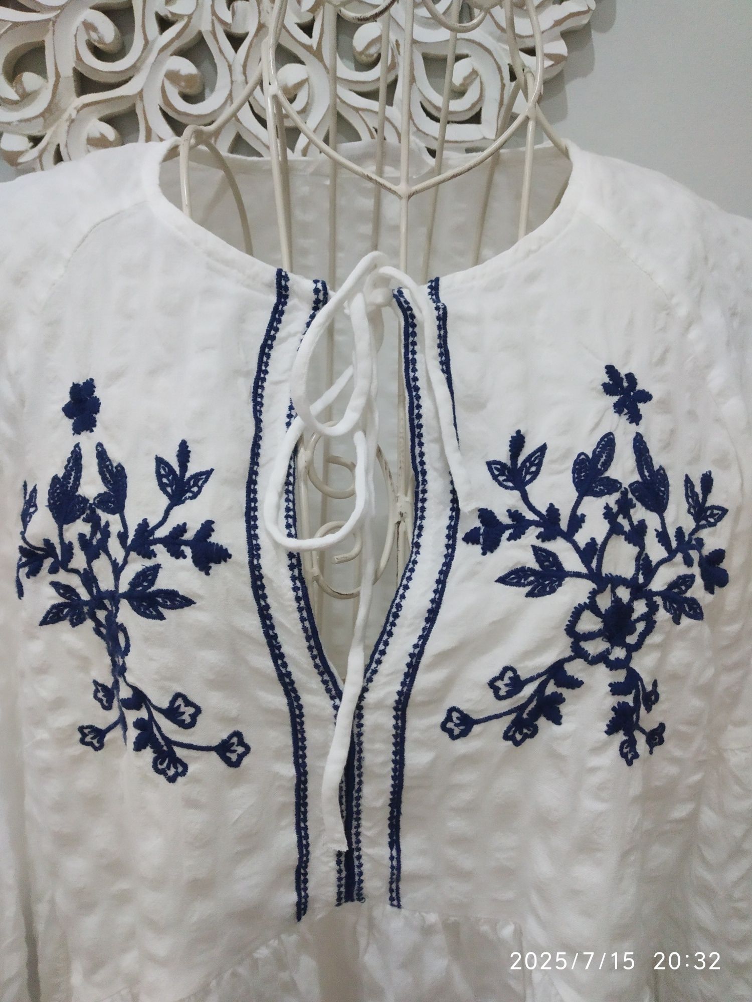Blusa branca com bordado em azul da marca Stradivarius