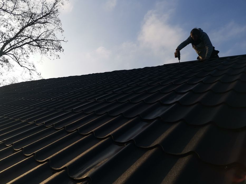 Ремонт крышь. Ремонт кровли. Крыша из металлочерепицы.