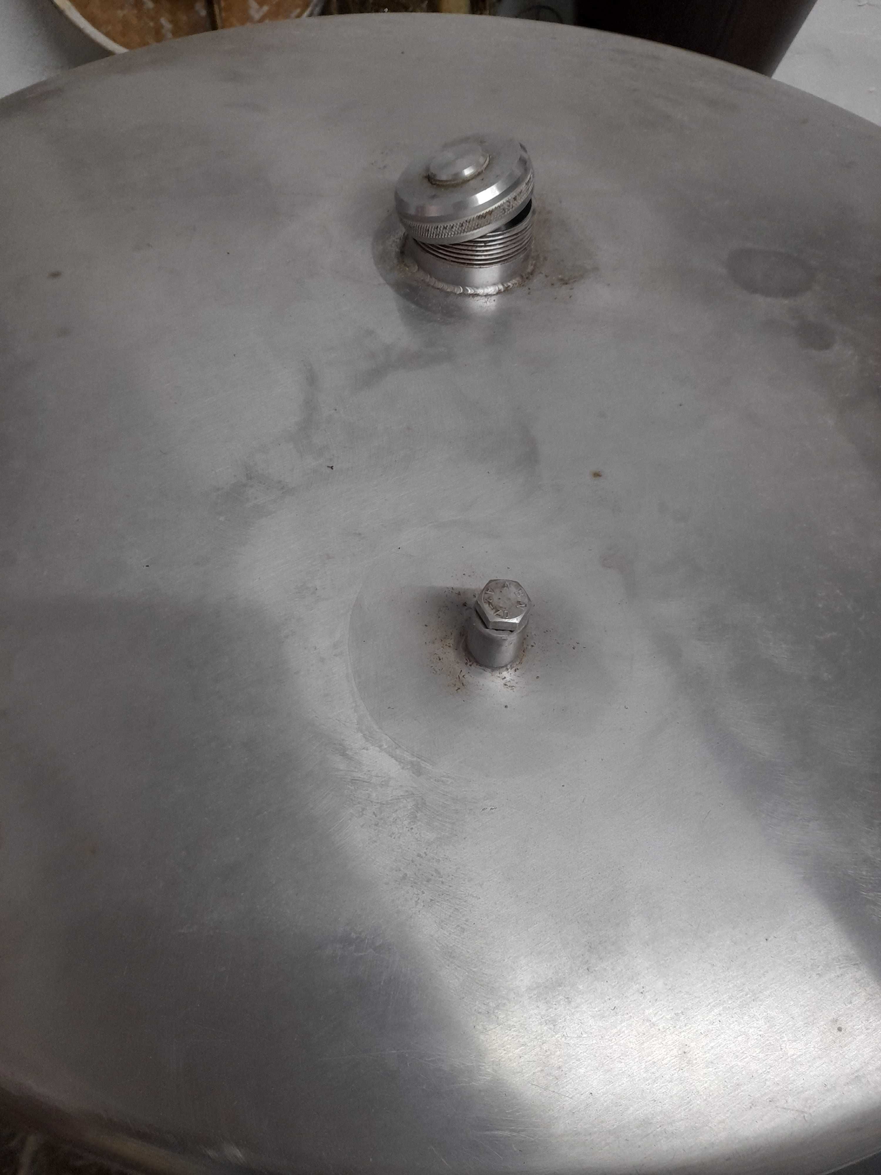 Oportunidade única! Depósito em inox para vinho de 500 litros.