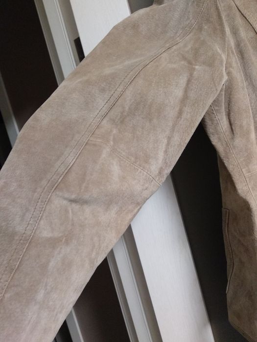 Замшевый пиджак бежевого цвета