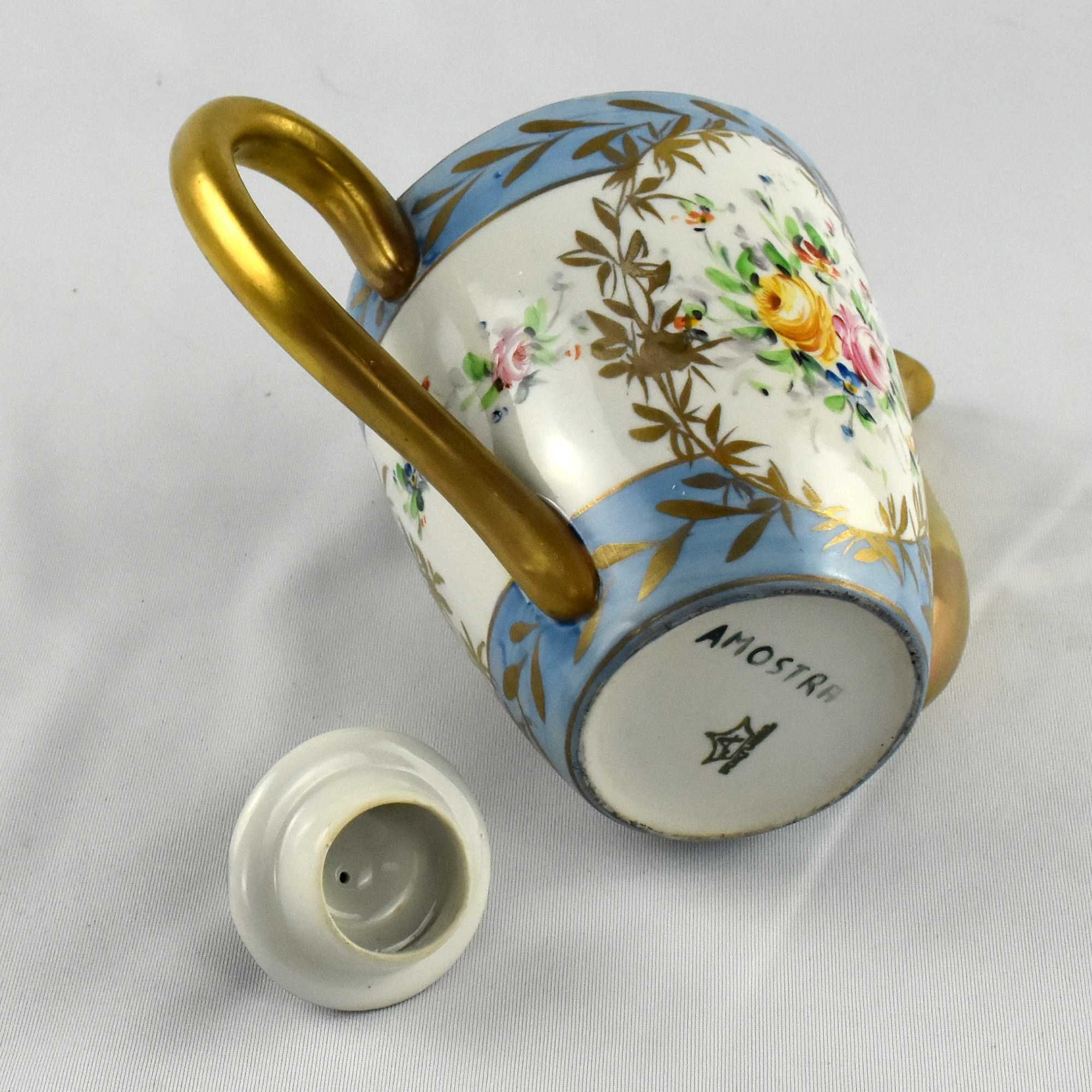 Bule porcelana Artibus, com flores pintado à mão, bico e asa a ouro