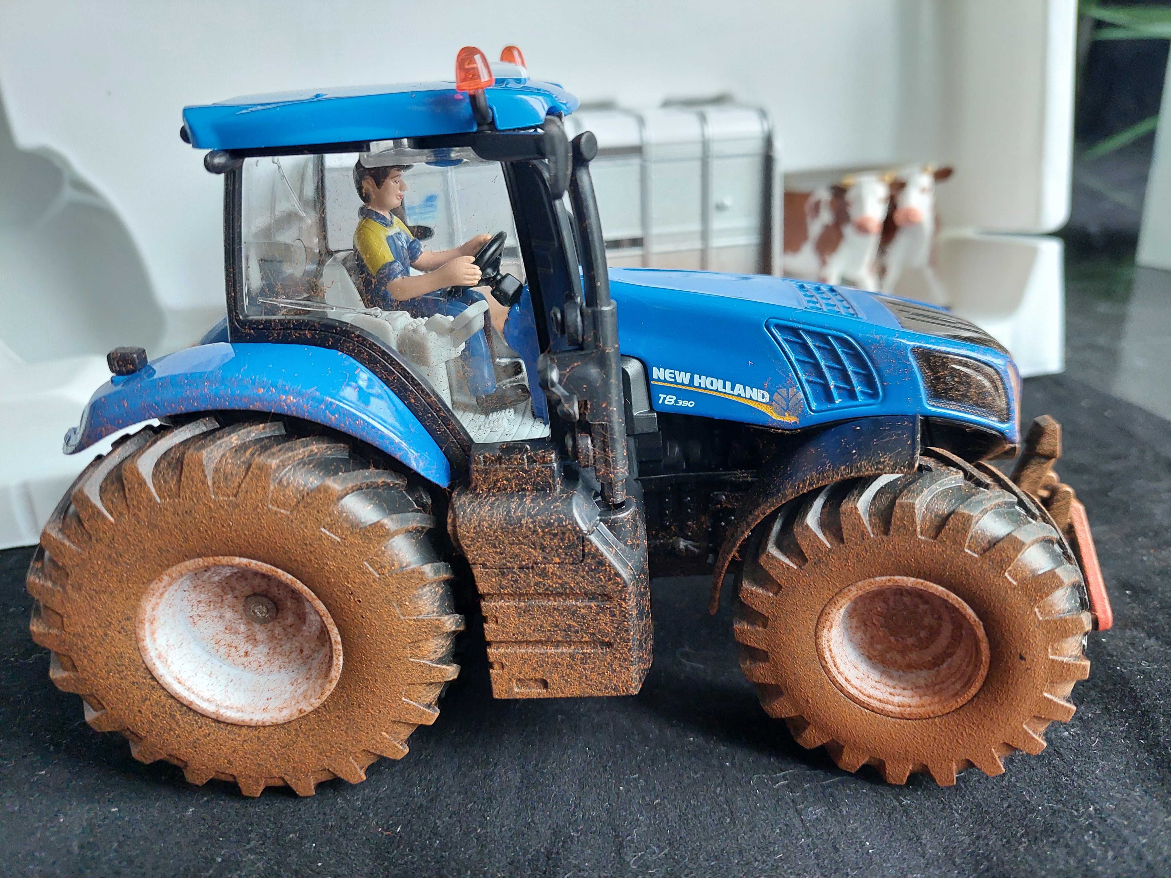 Siku Traktor New Holland T8.390  z przyczepą do transportu bydła 1:32