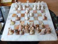 Piękne szachy z kamienia. Wykonane z onyksu.
