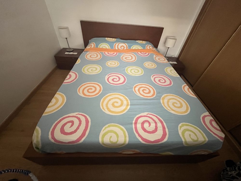 Cama de casal com mesas de cabeceira