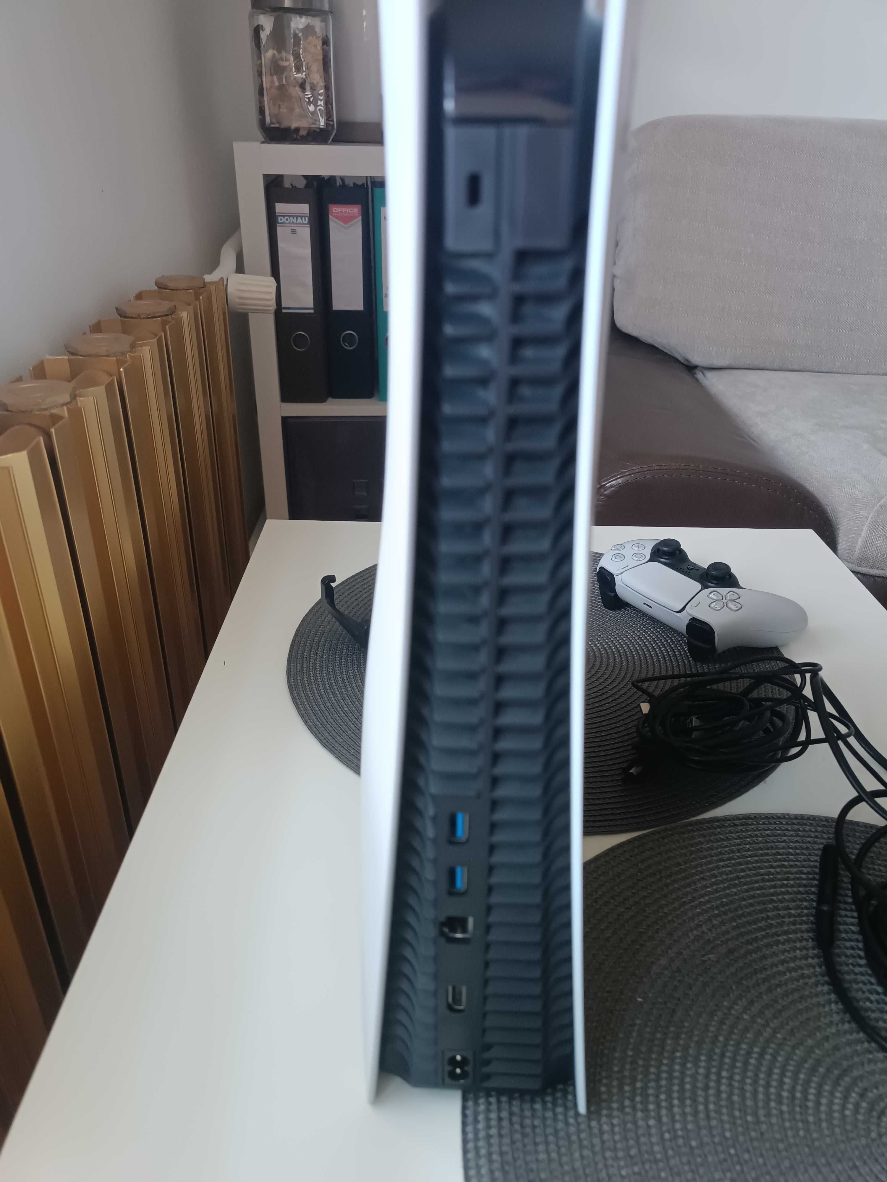 Konsola Playstation 5 z napędem,  pad + 5 fajnych gier