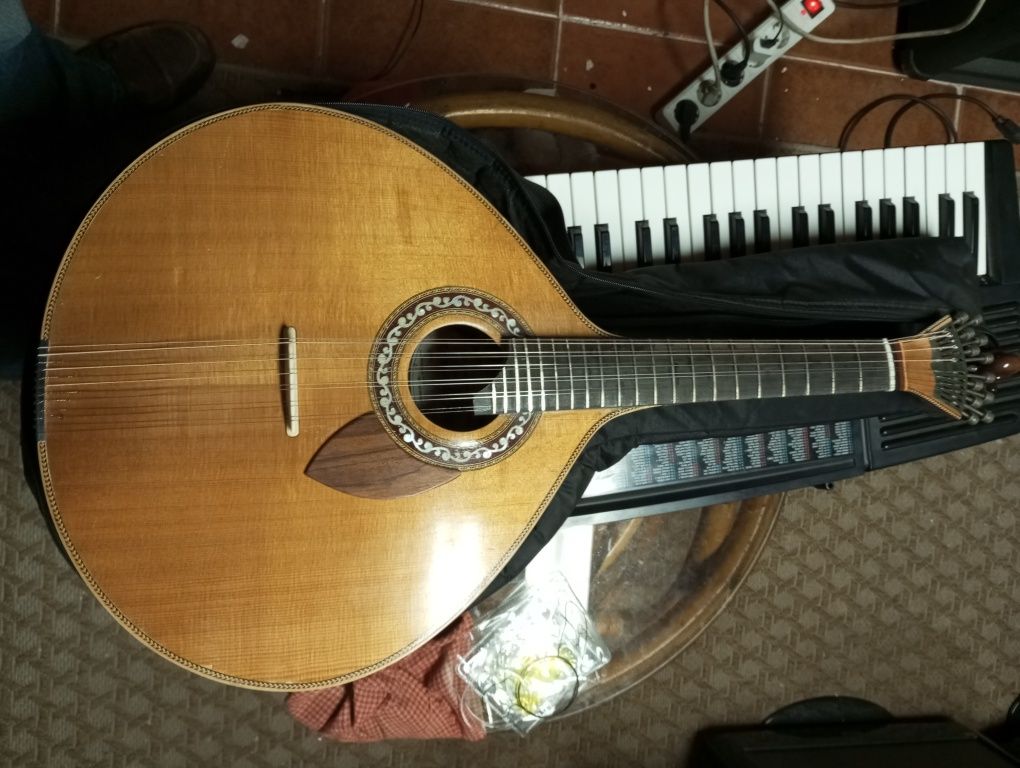 Guitarra antiga boa marca e boa madeira