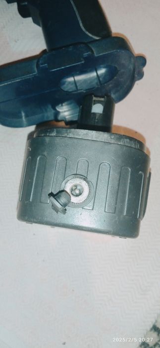 Шуруповерт з літій- іоною батареєю.