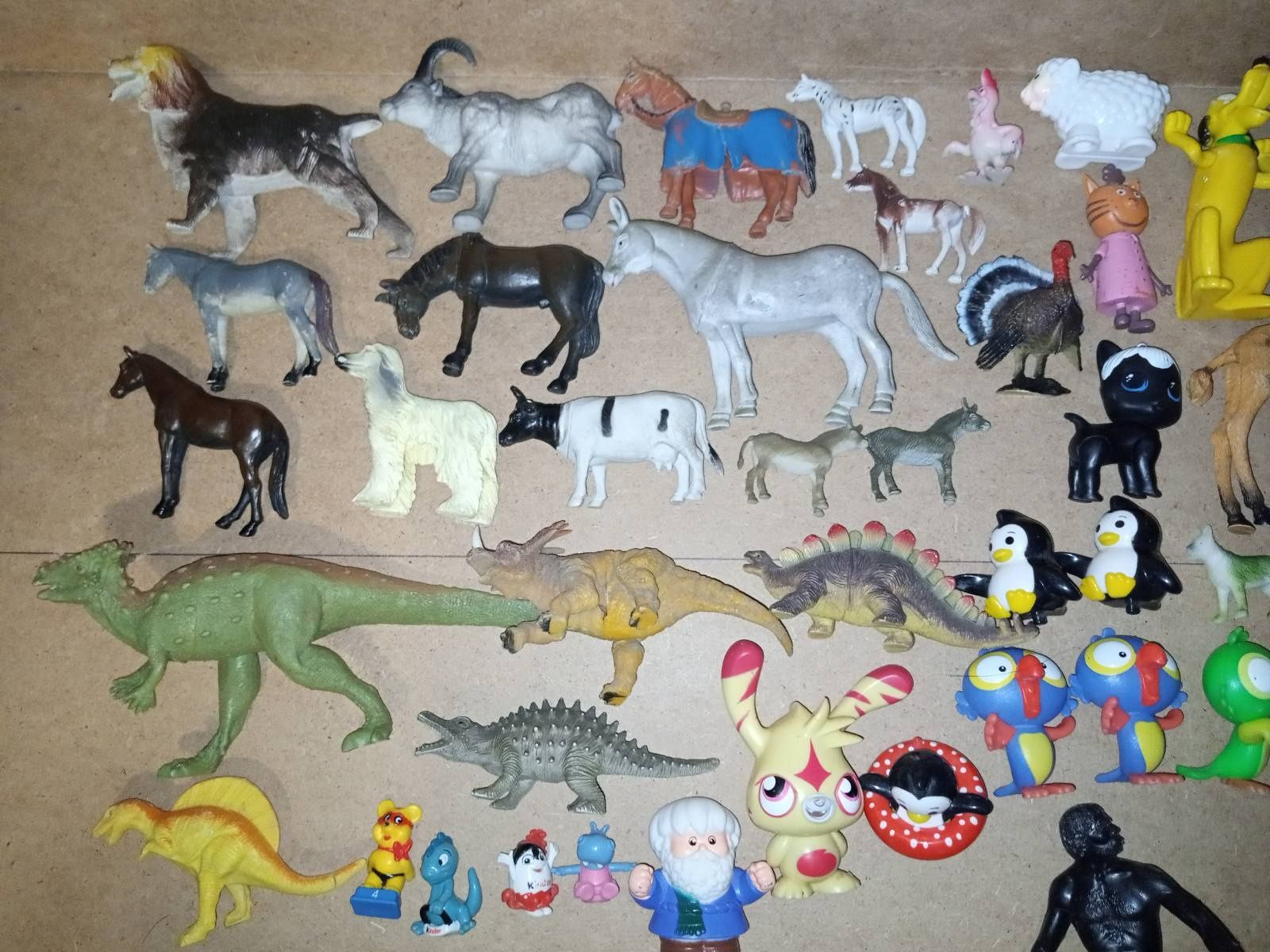 Дитячі іграшки:Фігурки різних персонажів.