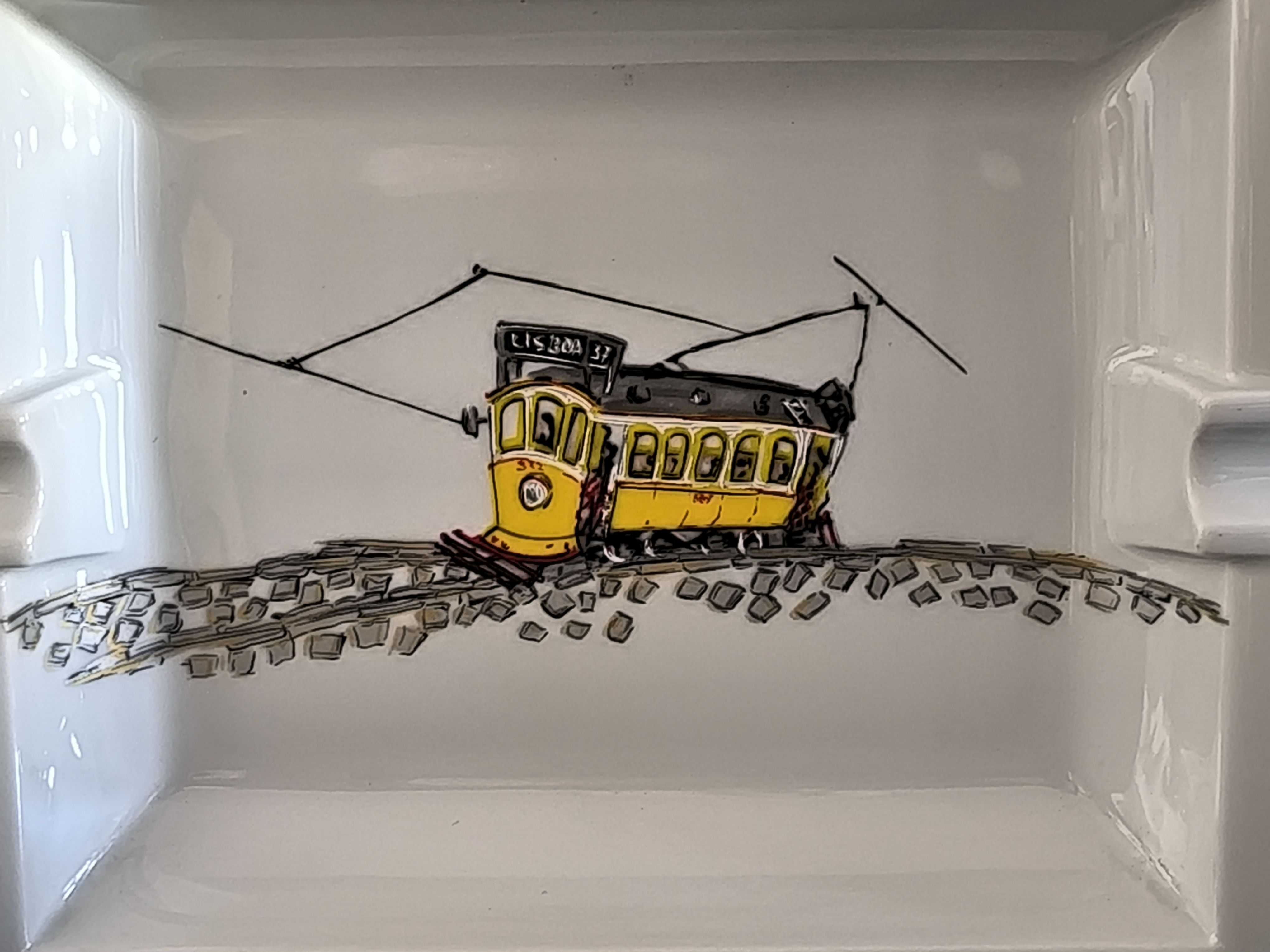 Cinzeiro com desenho de um elétrico do pintor Eduardo Alarcão