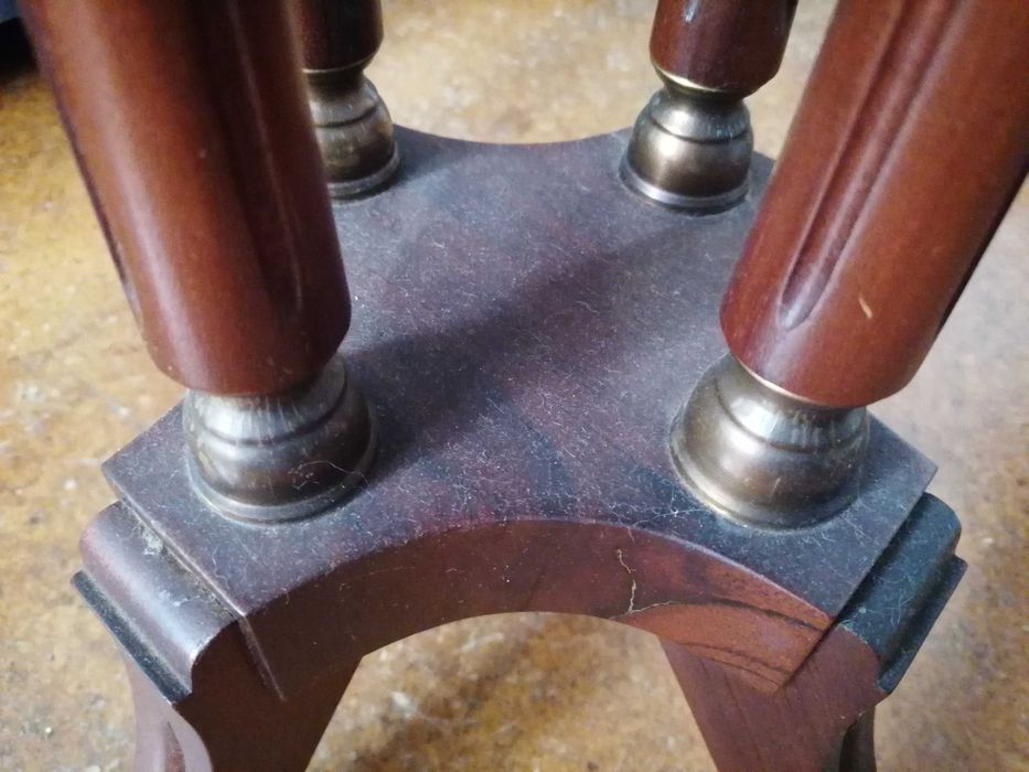 Mesa de apoio estilo inglês, em madeira e apliques em metal dourado