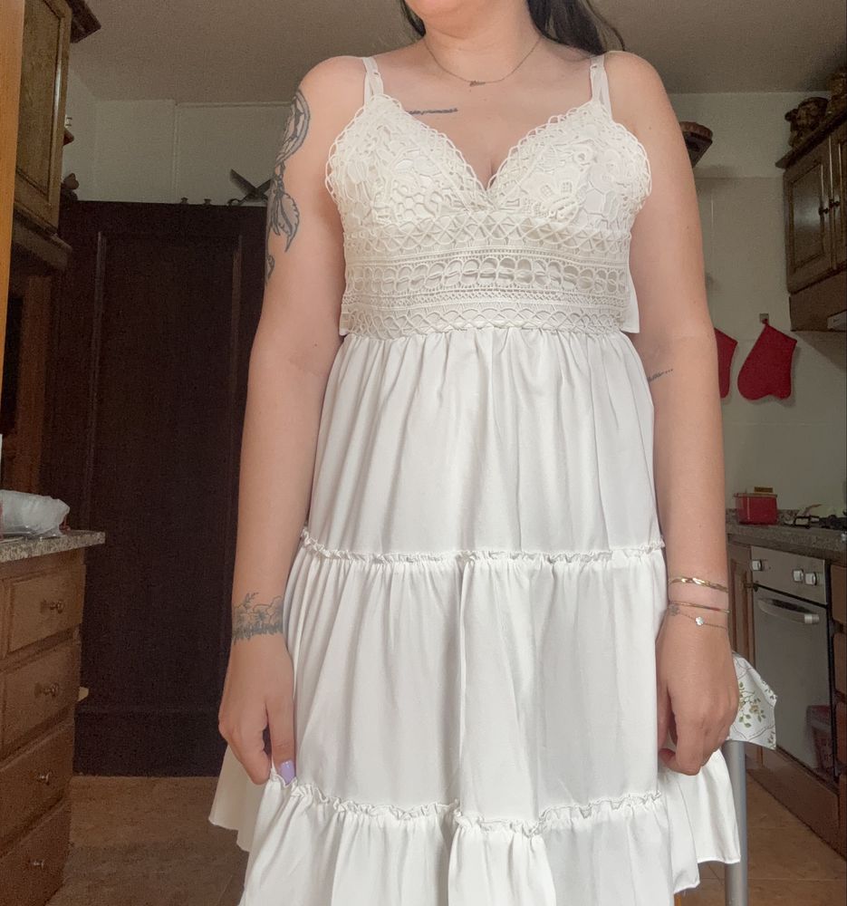 Vestido com renda e laço atras