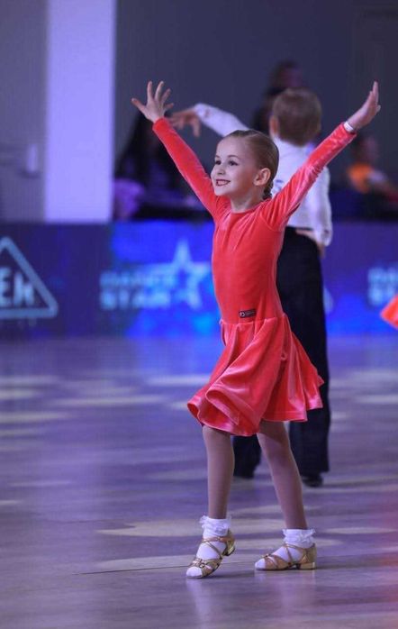 Турнірна бальна сукня