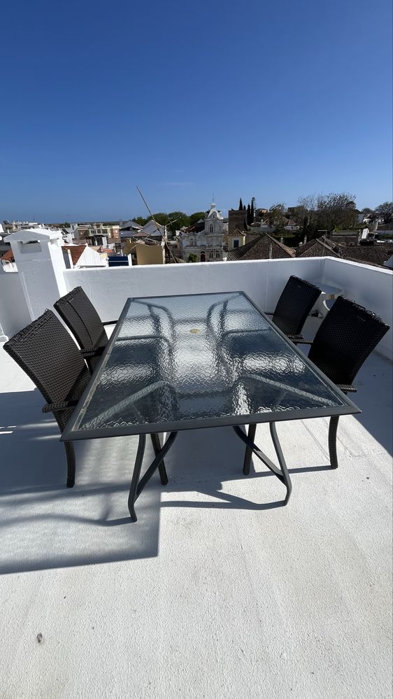 Mesa de jardim em muito bom estado - oferta de 5 cadeiras