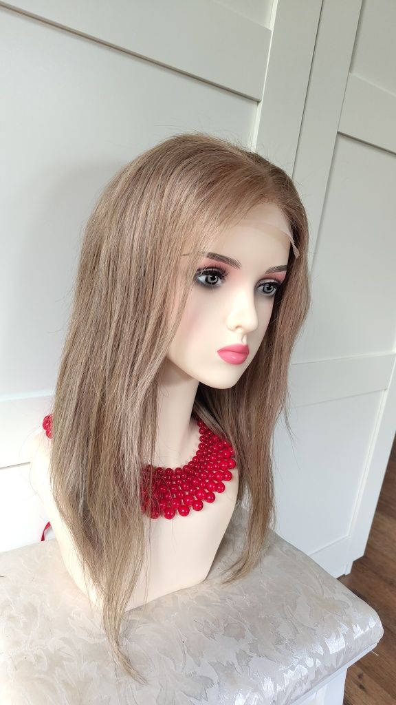 Piękna peruka naturalna lace-front piaskowy blond.