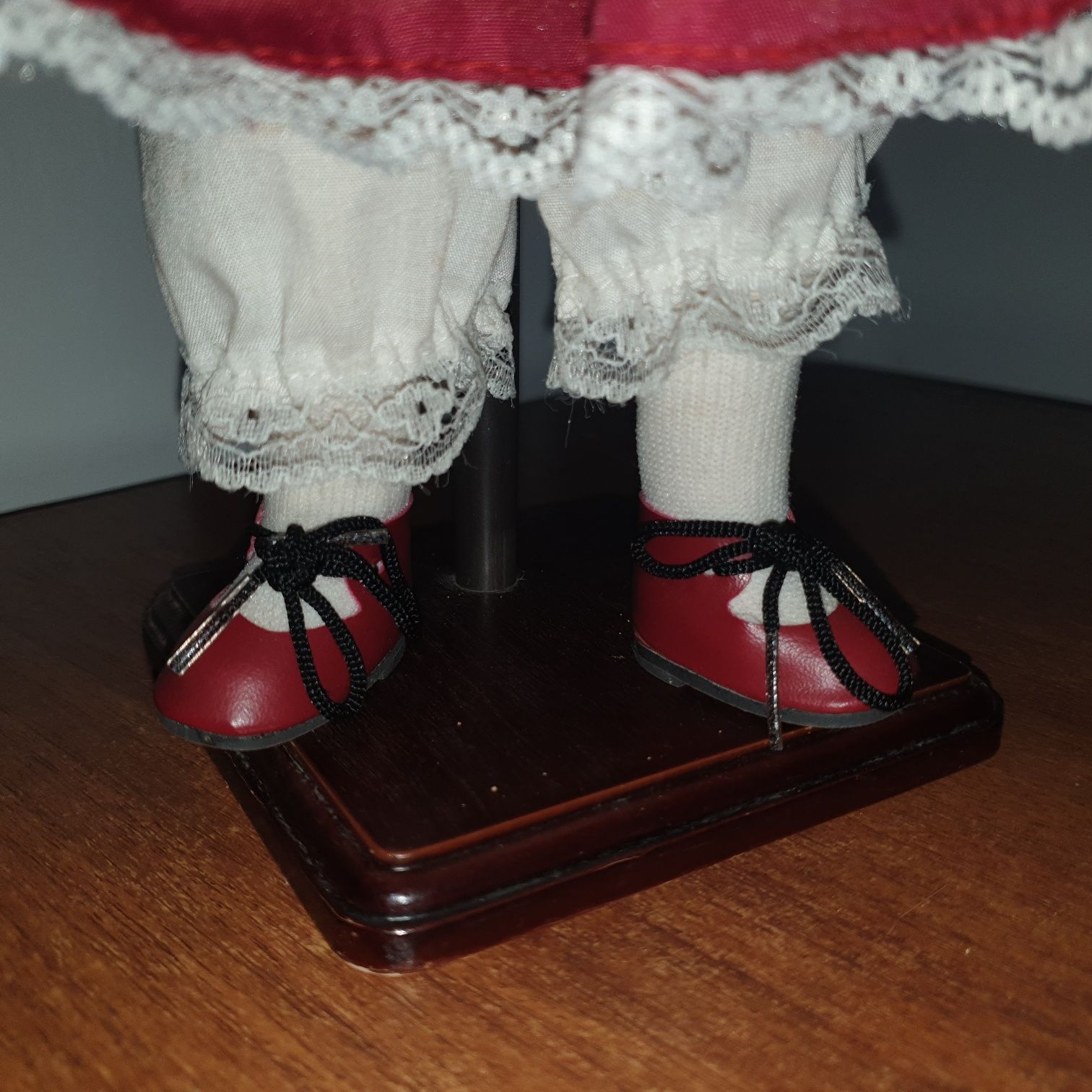 Красная фарфоровая кукла Коллекция 1995 г