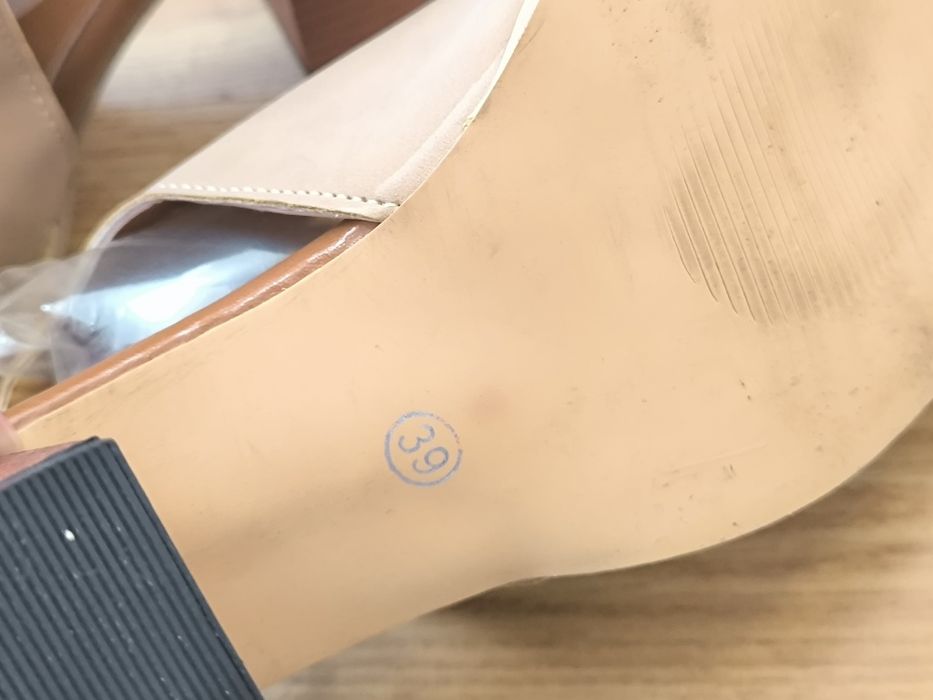 Sandálias novas muito bonitas