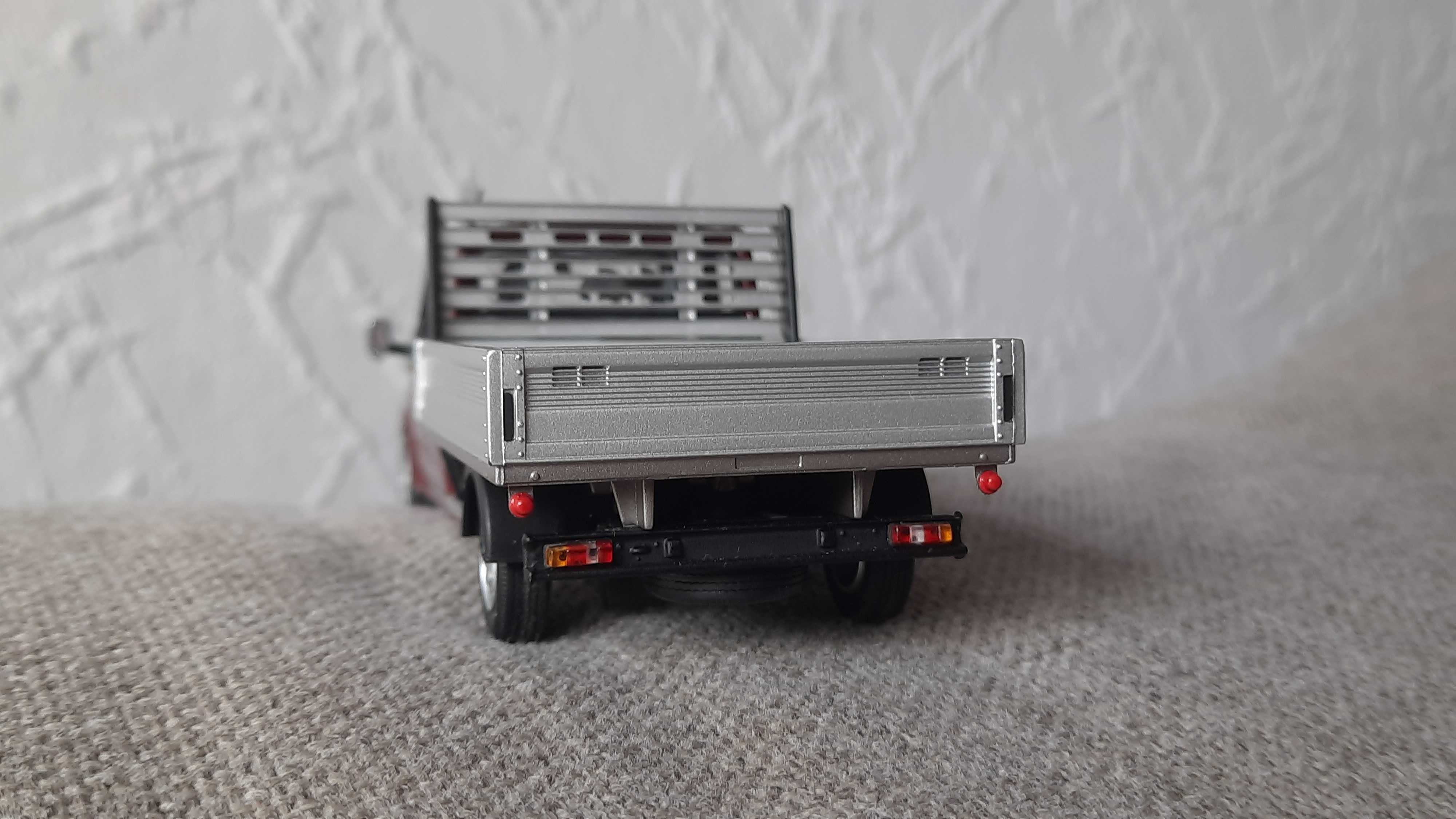 Ford Transit - Model - 1:43 - MINICHAMPS