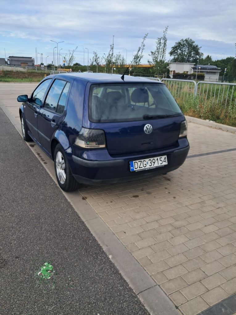 Sprzedam Volkswagena Golfa 4  1,6
