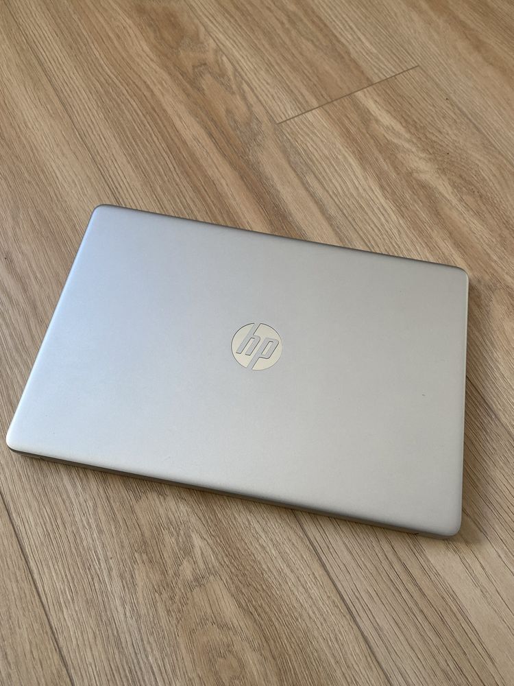 Laptop HP R5 5500U 8GB ram/512 GB SSD/Win 11