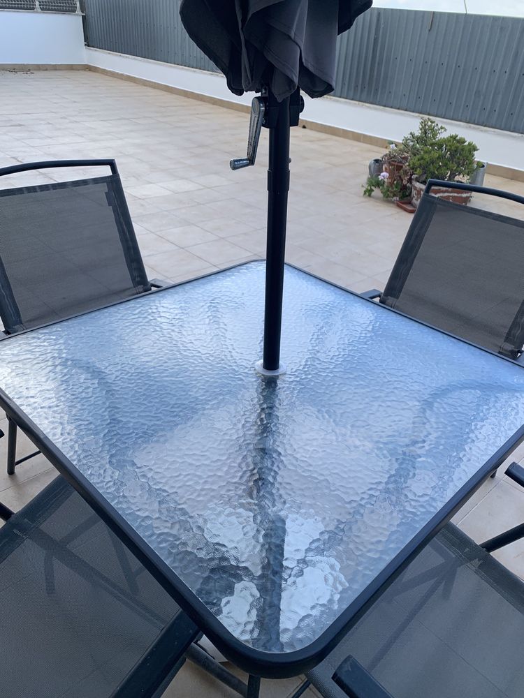 Vendo mobiliario de exterior: mesa com chapeu de sole 4 cadeiras e esp