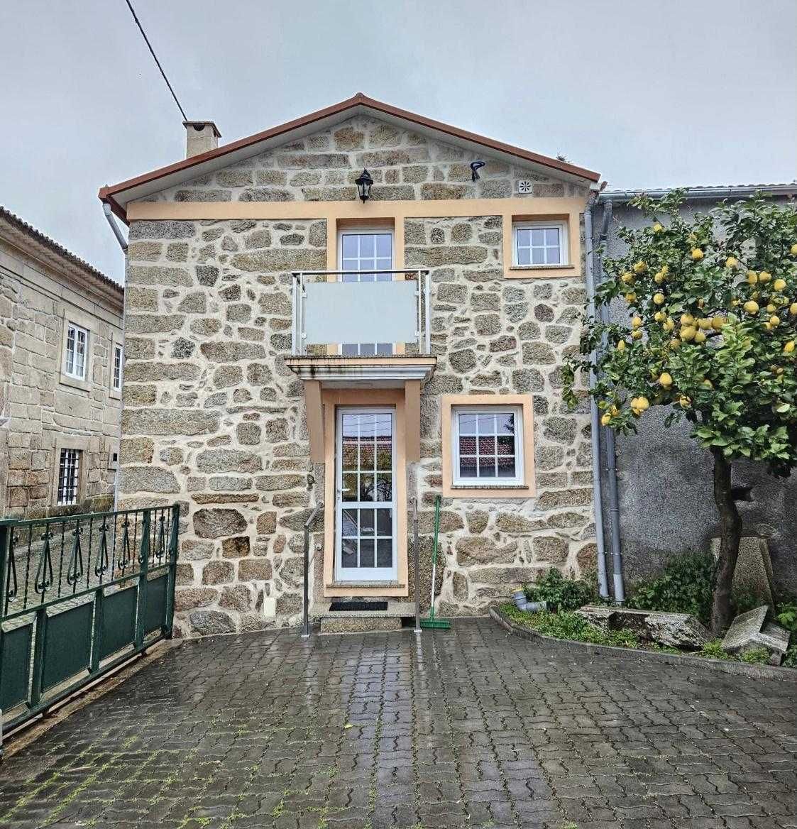 Casa de habitação, reconstruída, com garagem, arrumos e logradouro