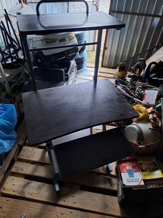 Fajne biurko z polka na metalowym stelazu 140 cm wysokie ze stolikiem