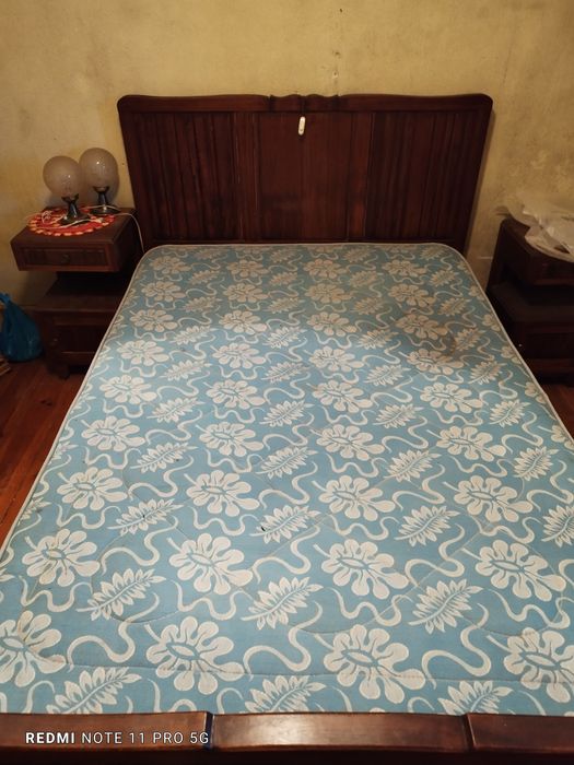 Cama de casal antiga