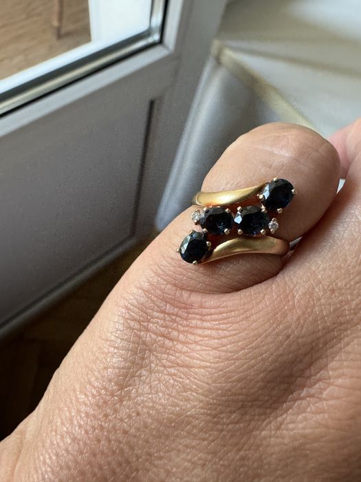 Золотое кольцо с сапфирами и бриллиантами