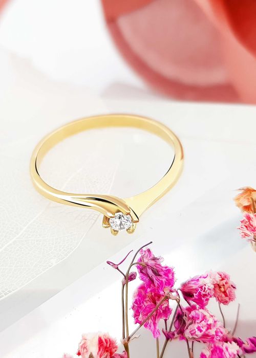 Złoty klasyczny pierścionek zaręczynowy z jedną cyrkonią pr. 585