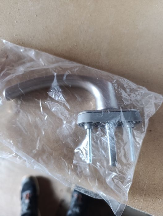 Klamka okienna srebrna