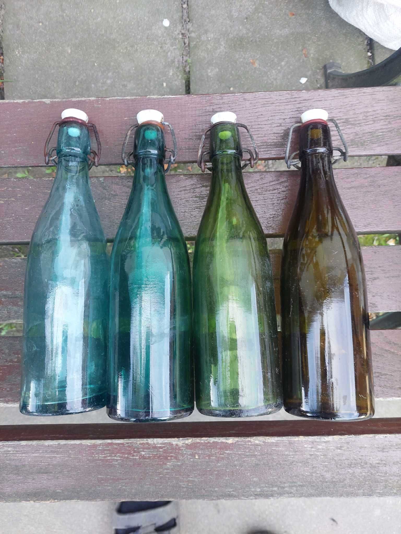 Stare butelki z porcelanką PRL lub starsze.