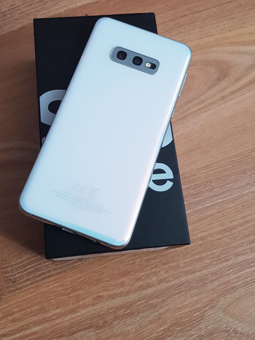 Продам SAMSUNG S 10e. Оригінал на 2 сім карти.