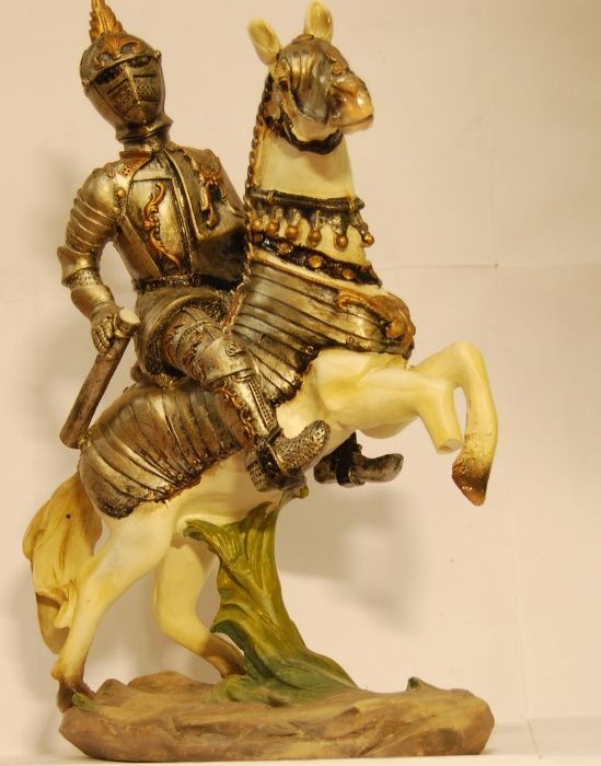 Figurka Rycerz na koniu 30 cm Rzeźba