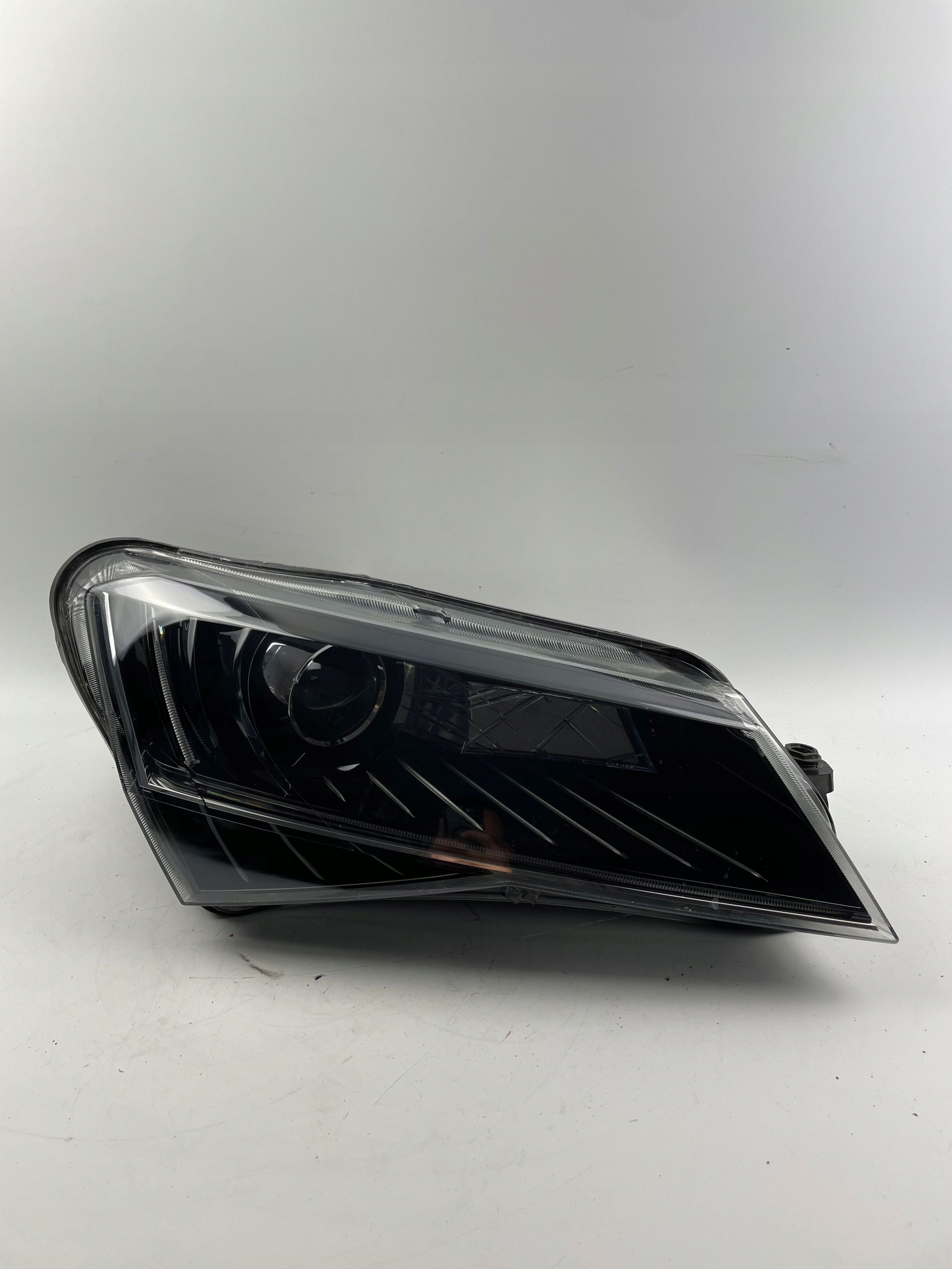 SKODA SUPERB III 3V1 lampa przednia prawa bixenon led