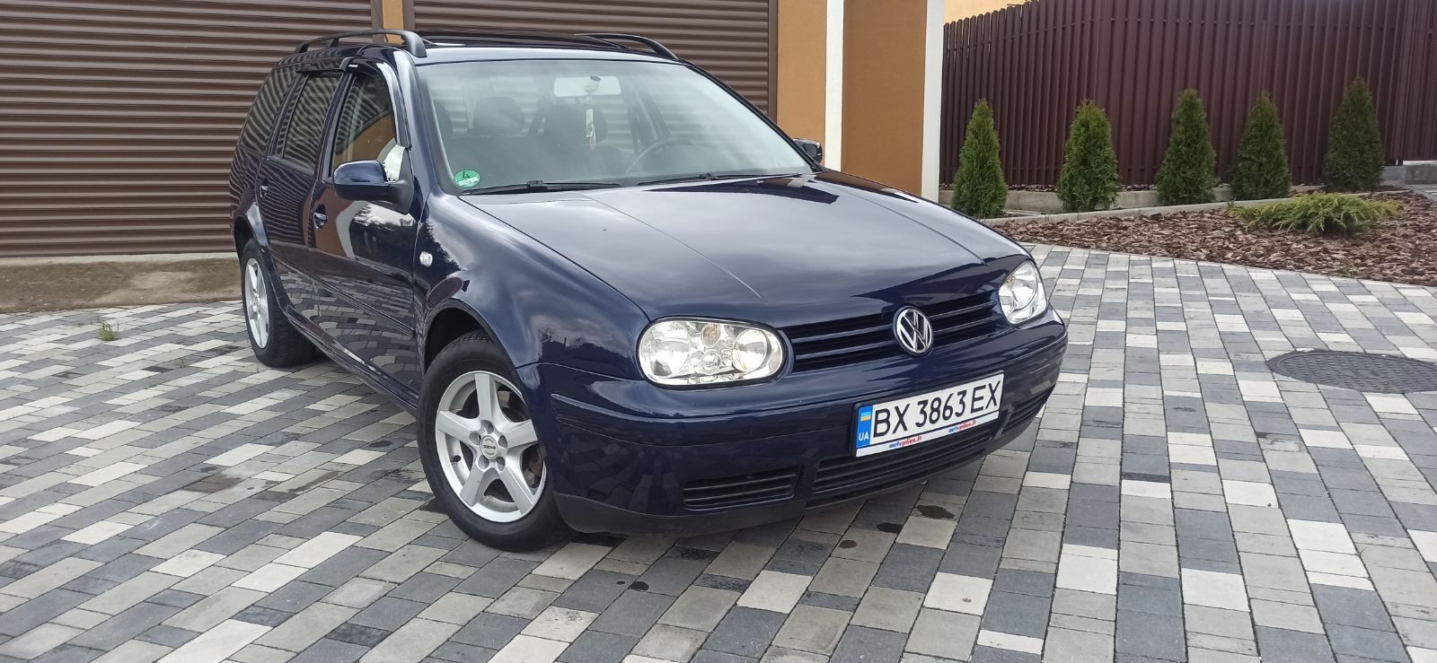 Volkswagen Golf 2003.