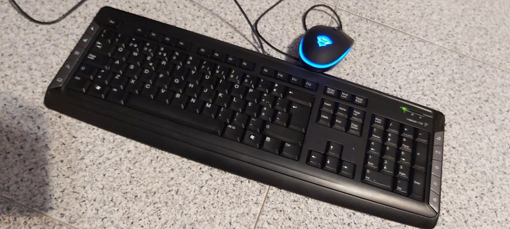 Teclado para computador, com rato.