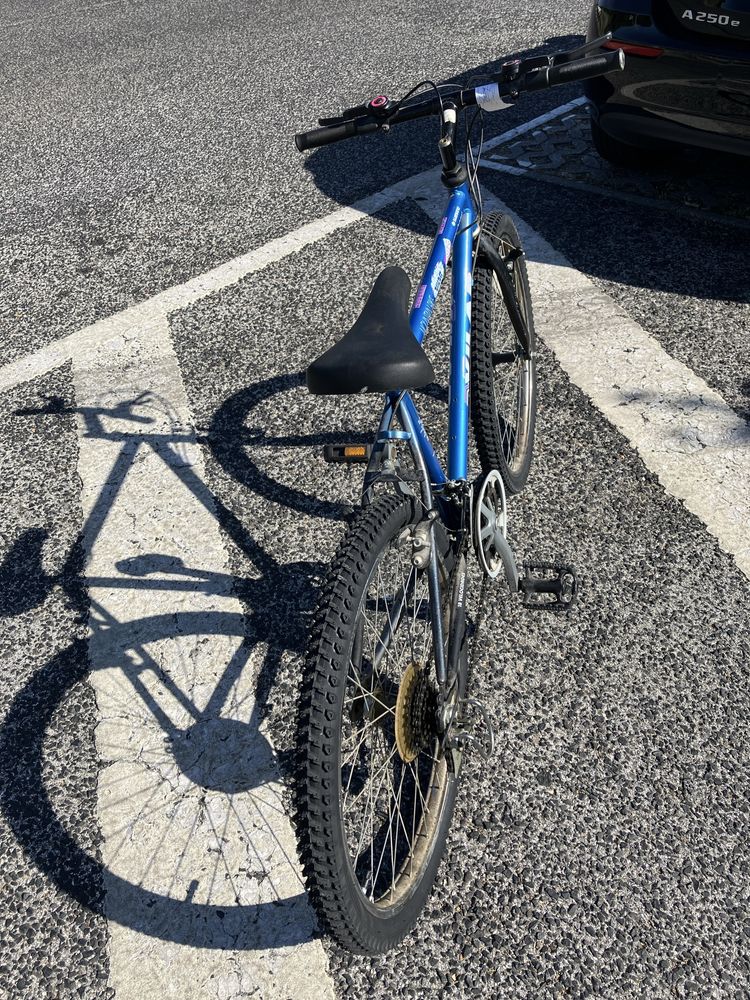 Bicicleta de roda 24 com 18 mudanças Shimano.