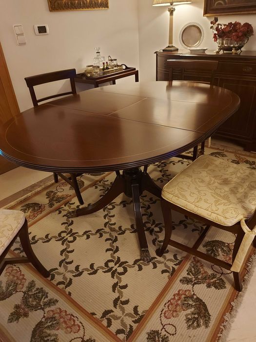 Mesa de jantar extensível e 4 cadeiras