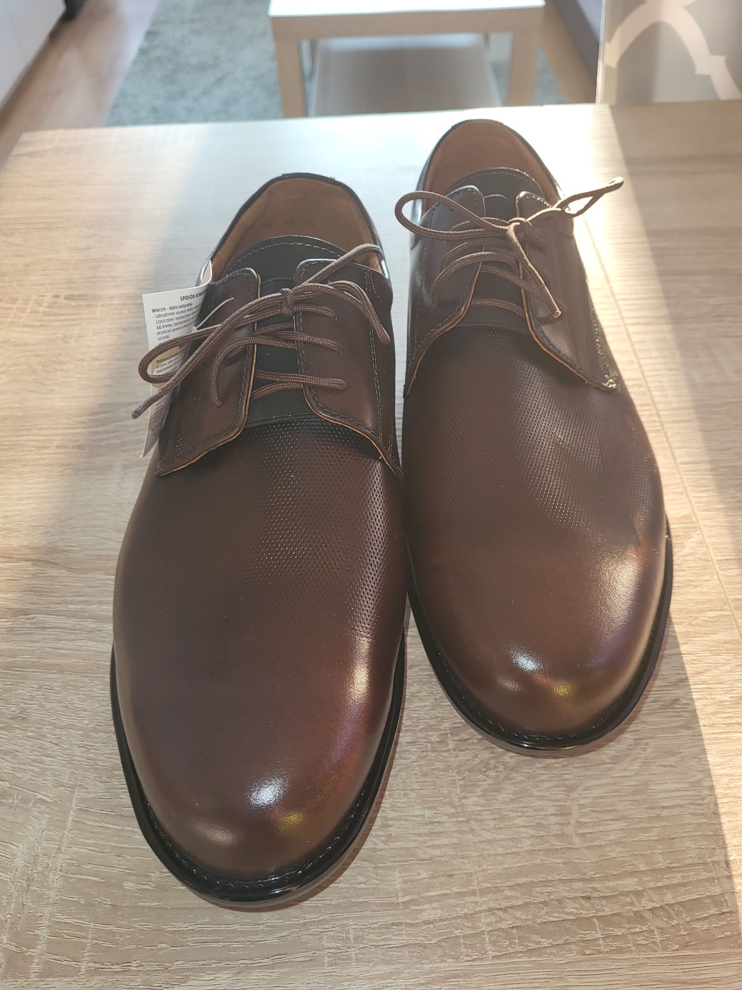 Męskie nowe skórzane buty r 40
