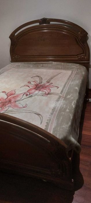 Conjunto de Quarto (cama, mesinhas cabeceira e cómoda)